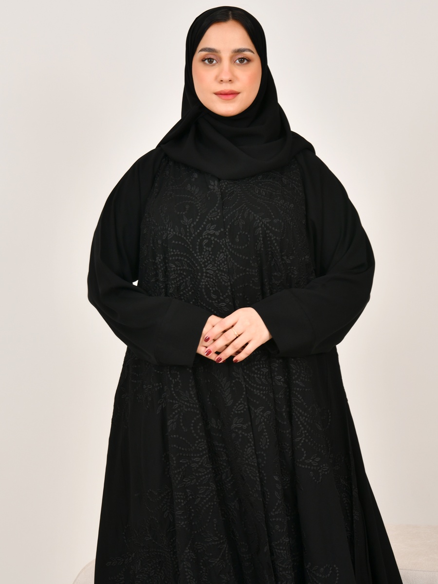 عباية مطرزة بحافة واسعة