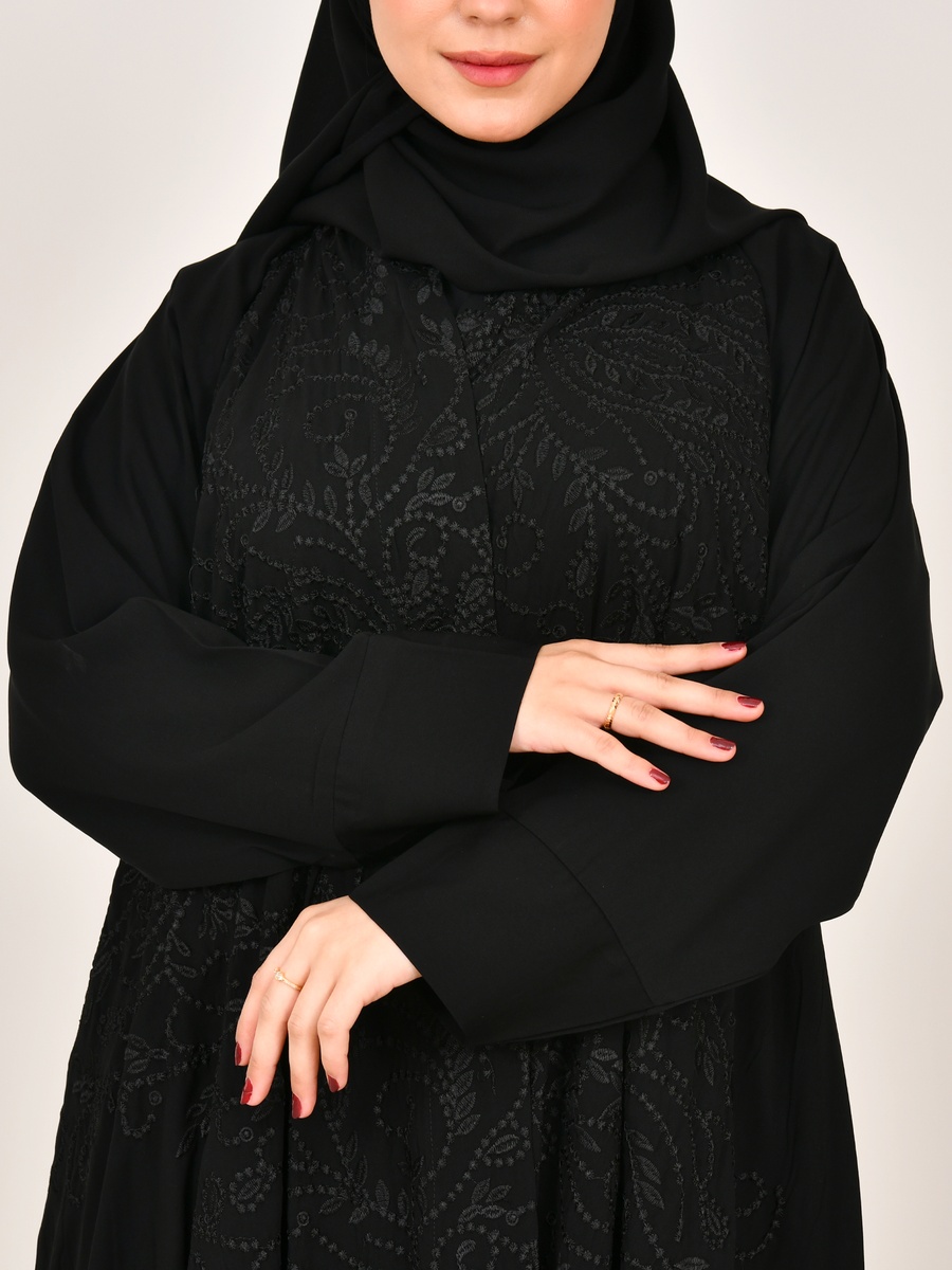 عباية مطرزة بحافة واسعة