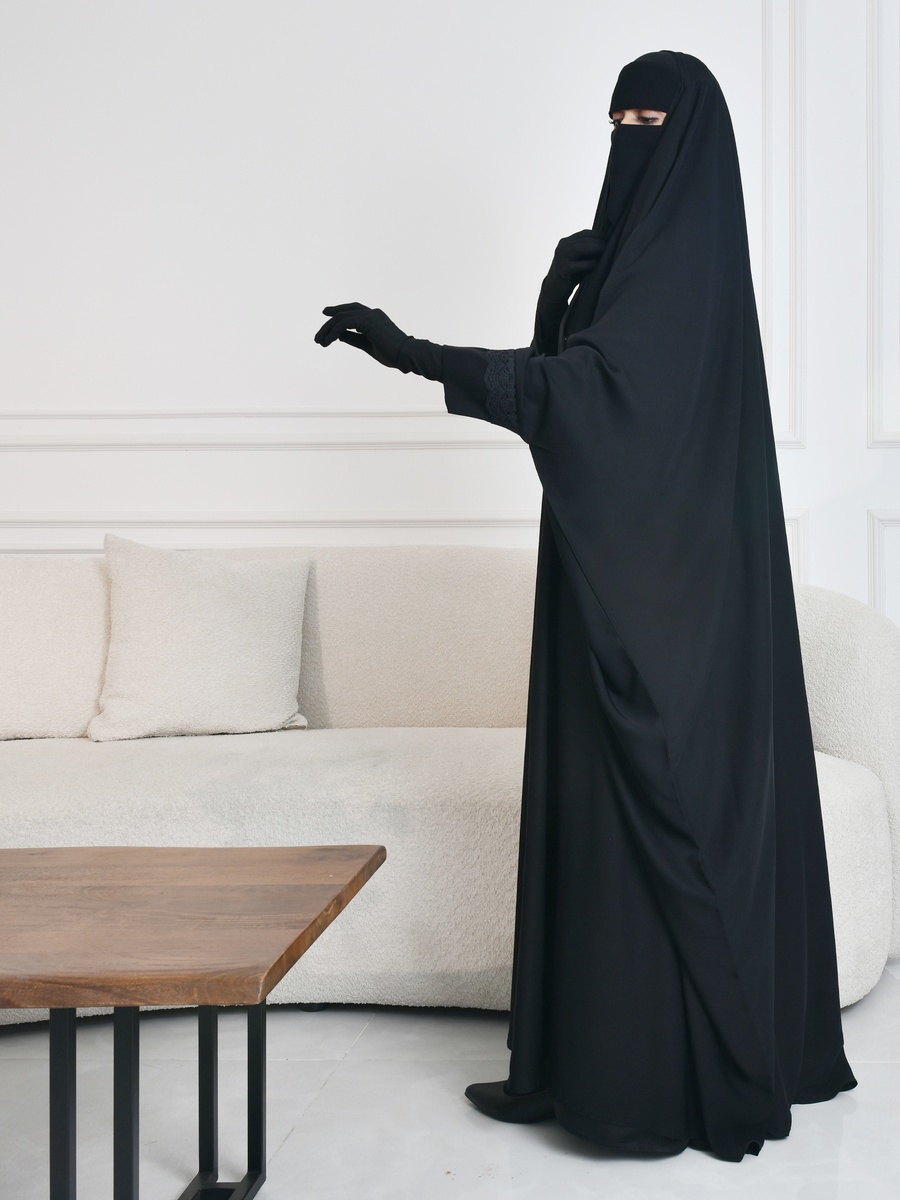 عباية بنمط لف للرأس بقصة بشت