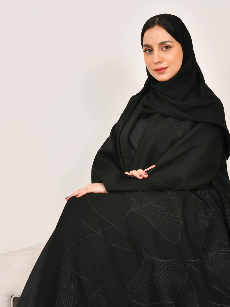 عباية مطرزة