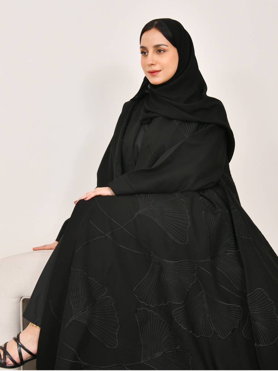عباية مطرزة