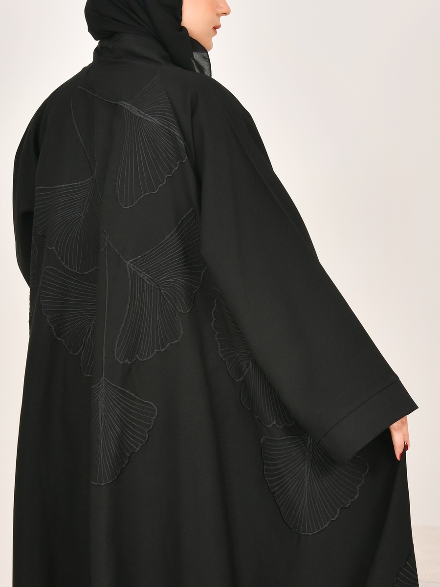 عباية مطرزة