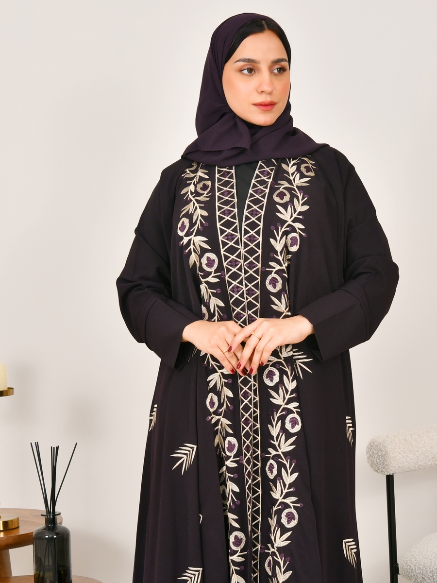 عباية مطرزة بنمط لف