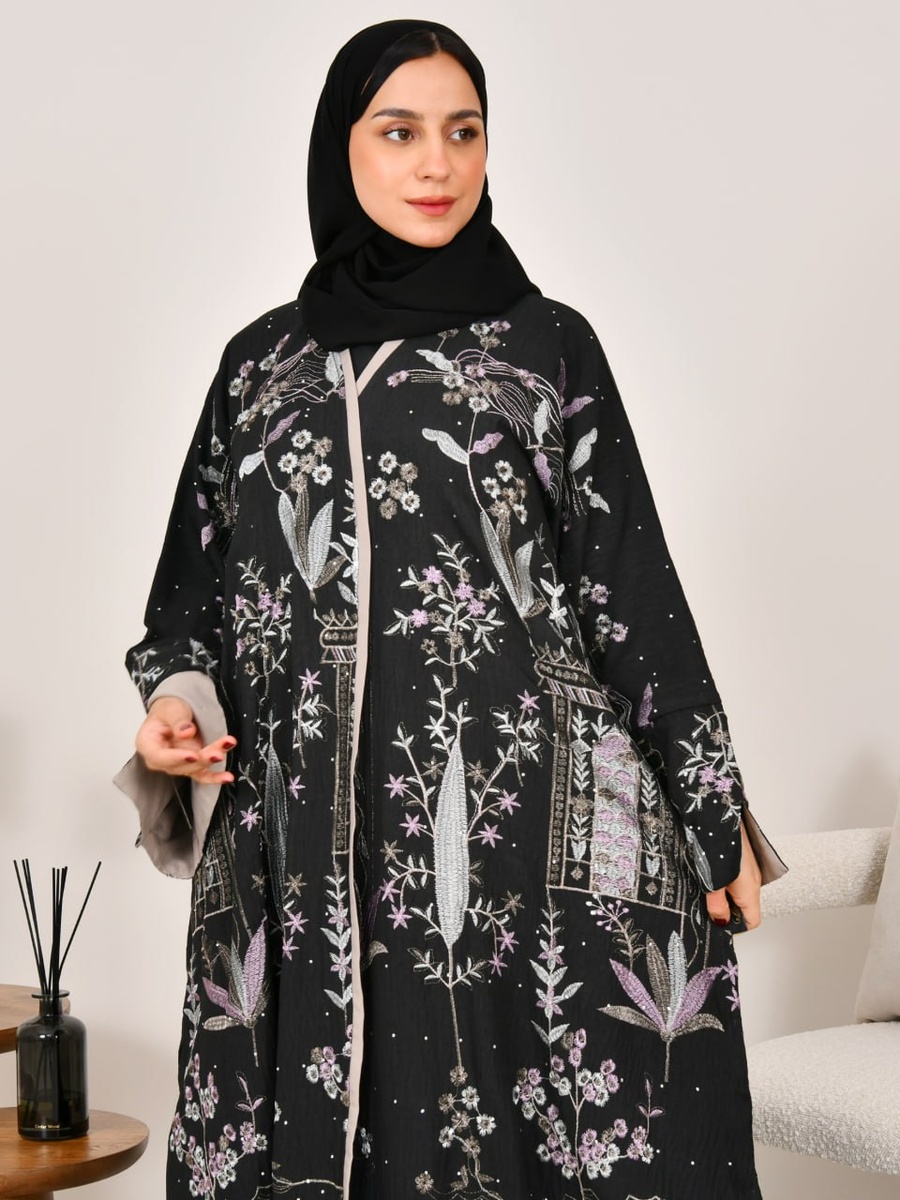 عباية مطرزة بنمط زهور