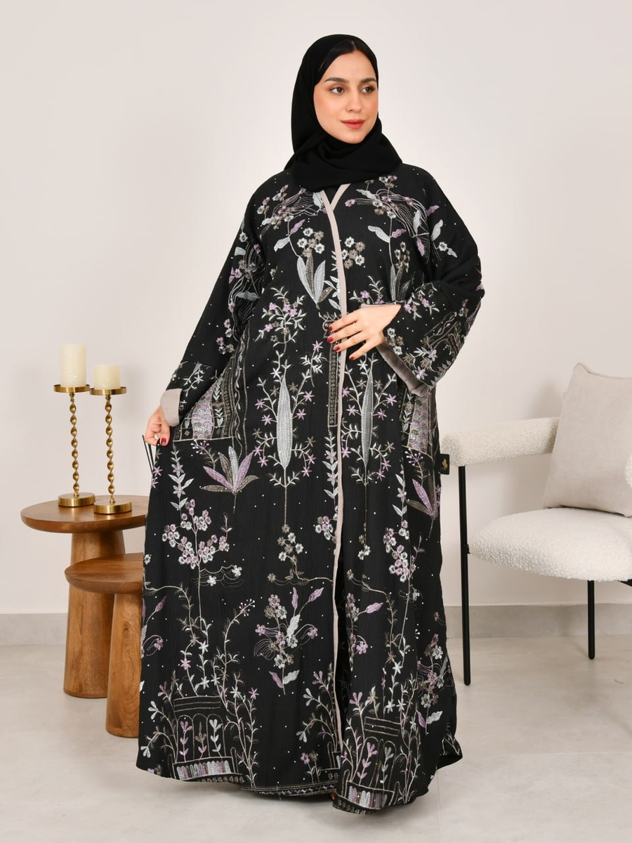 عباية مطرزة بنمط زهور