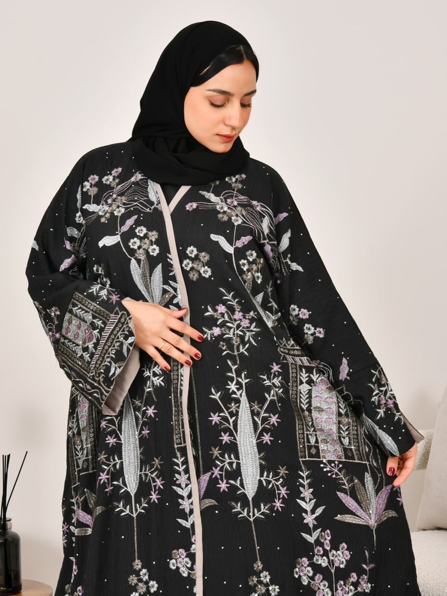 عباية مطرزة بنمط زهور