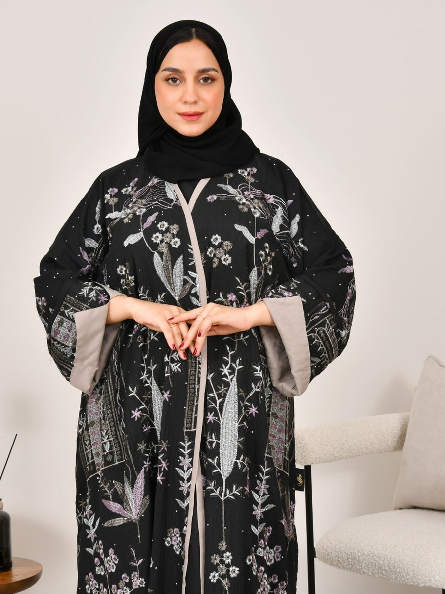 عباية مطرزة بنمط زهور