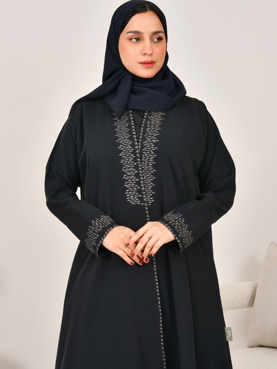 عباية بحواف مطرزة