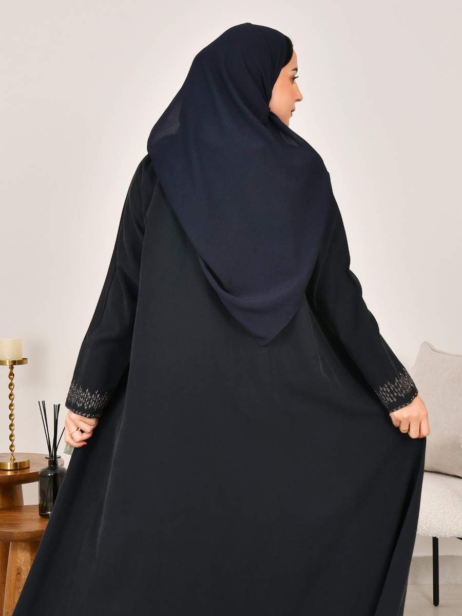 عباية بحواف مطرزة