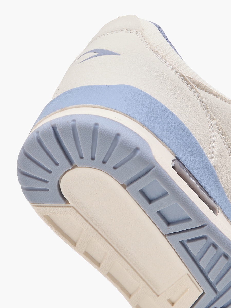 Women Perforated Design Sports Shoes