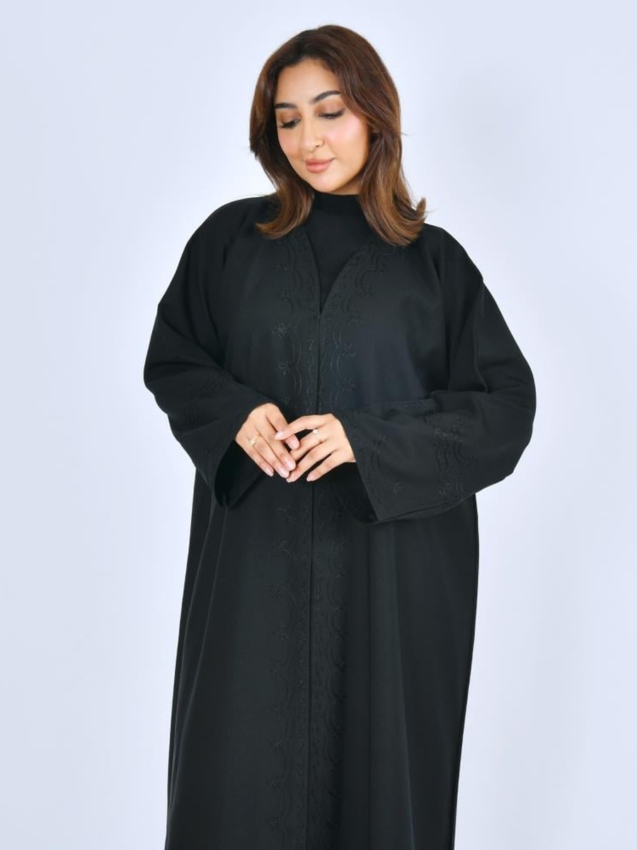 عباية مطرزة بأزرار كبس - أسود