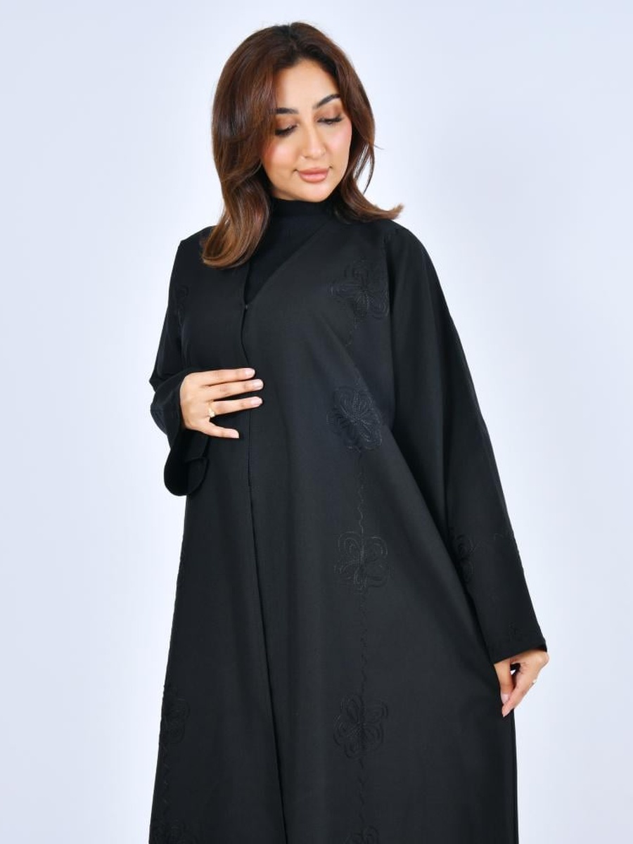عباية مطرزة بأزرار كبس - أسود