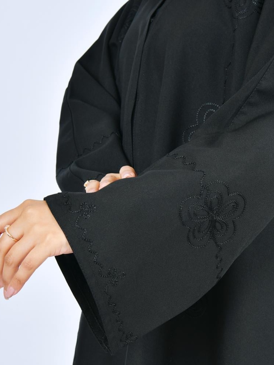 عباية مطرزة بأزرار كبس - أسود