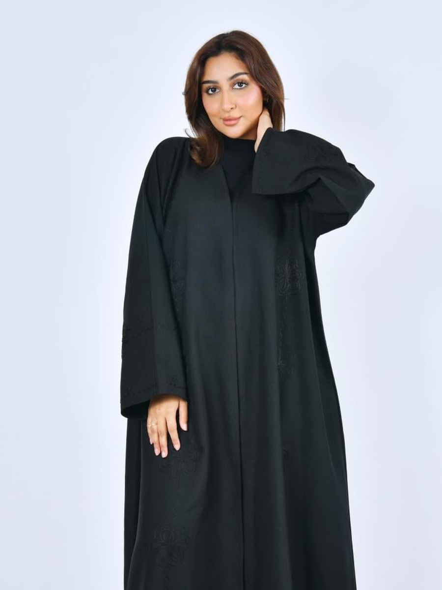 عباية مطرزة بأزرار كبس - أسود