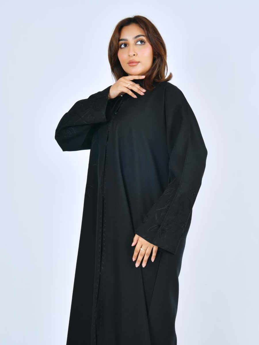 عباية مطرزة بأزرار كبس - أسود