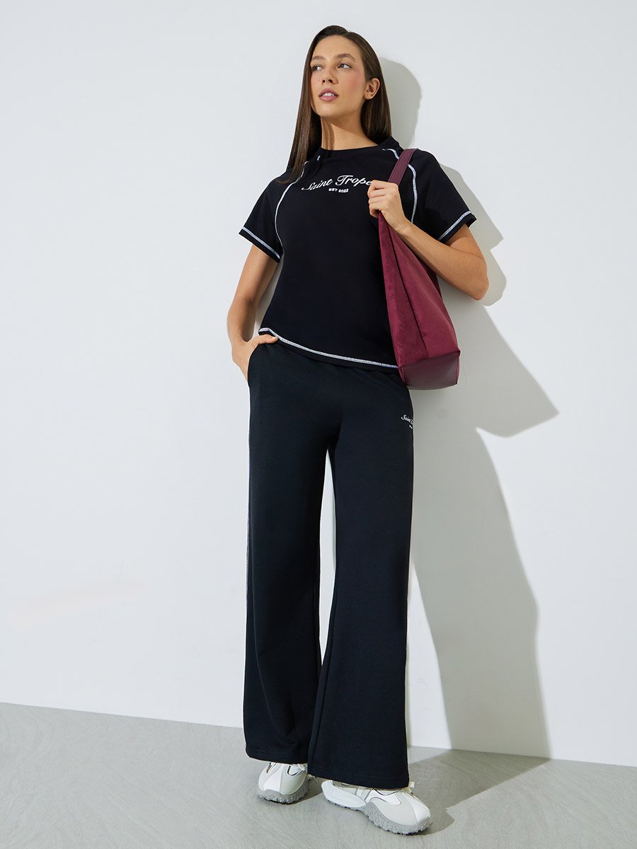 تيشيرت أسود وطبعة جرافيك بتفاصيل درزات متباينة