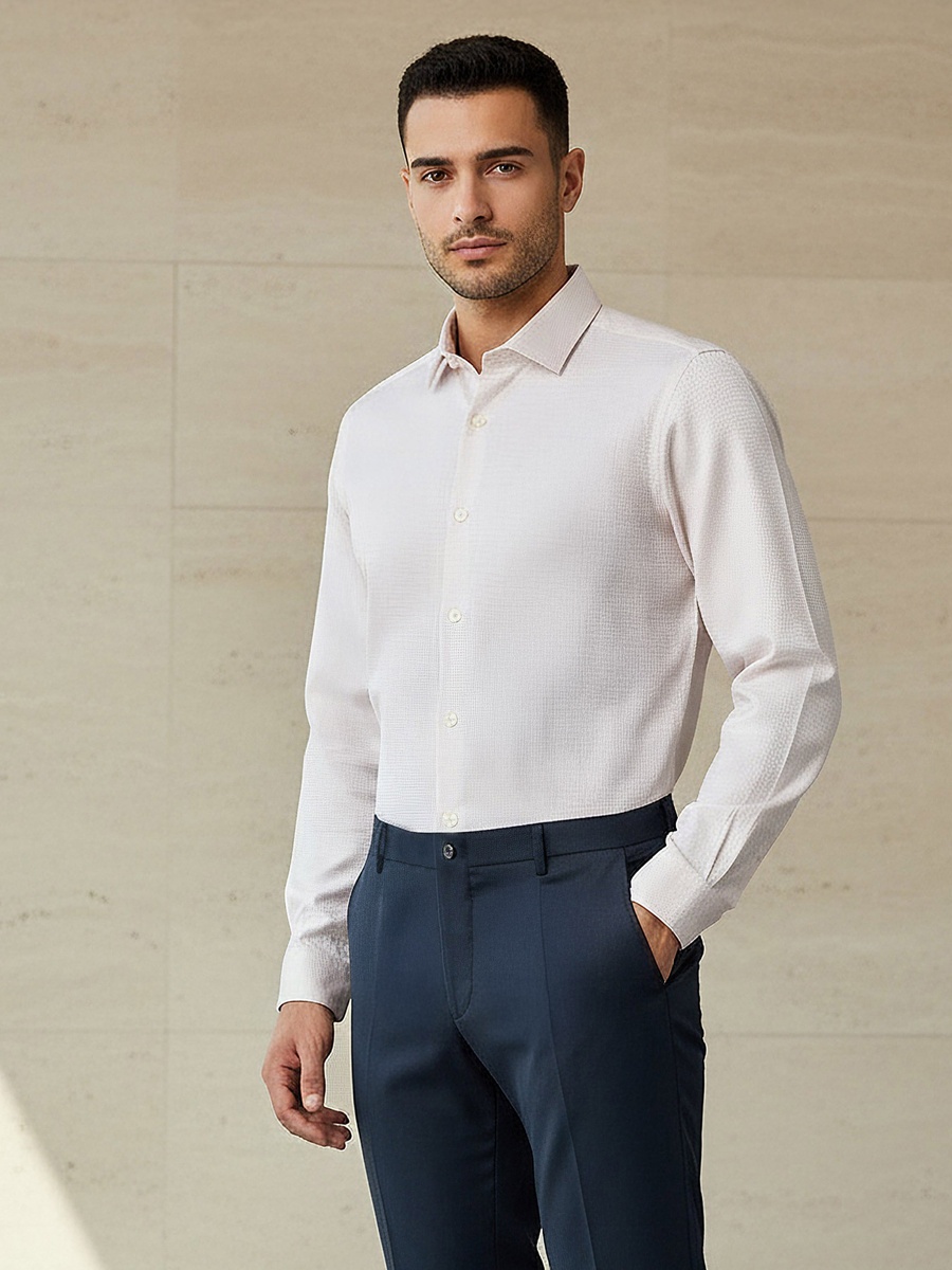 قميص بارز الملمس بأكمام طويلة وياقة وقصة عادية للرجال