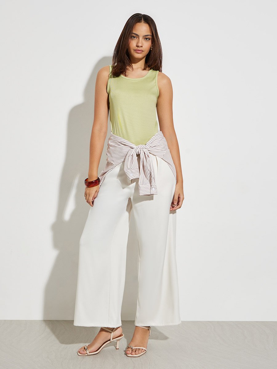بلوزة بلا أكمام بياقة دائرية وتفاصيل مضلعة