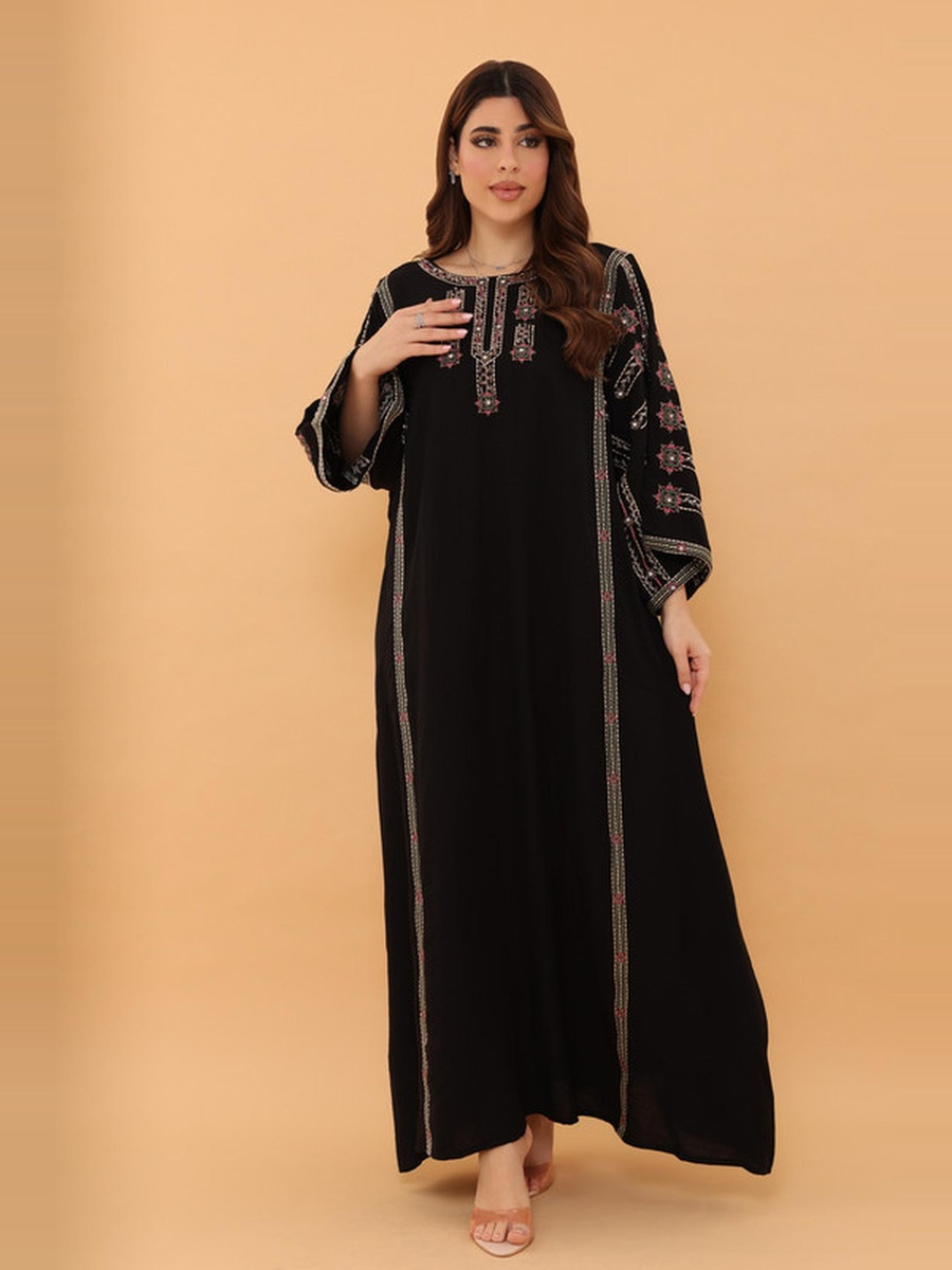 جلابية مطرزة بياقة دائرية