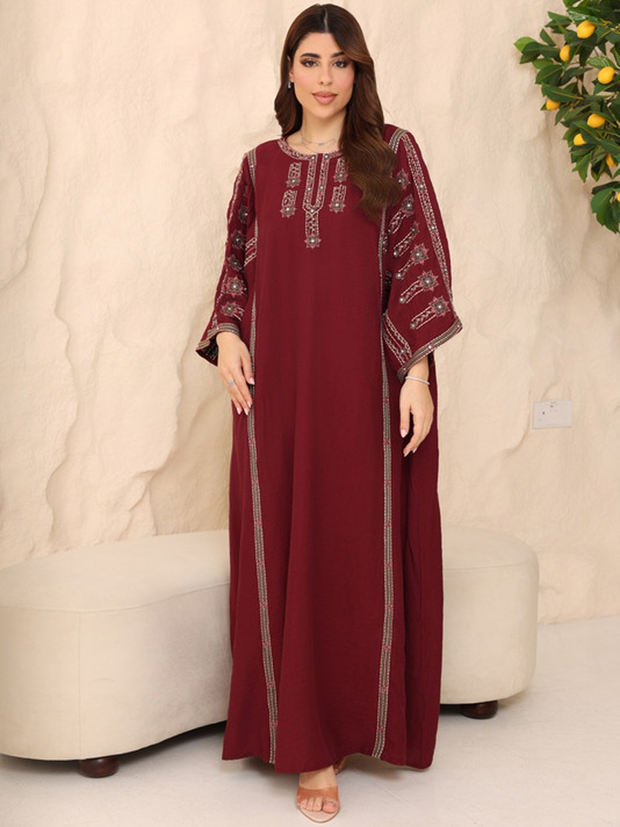 جلابية مطرزة بياقة دائرية