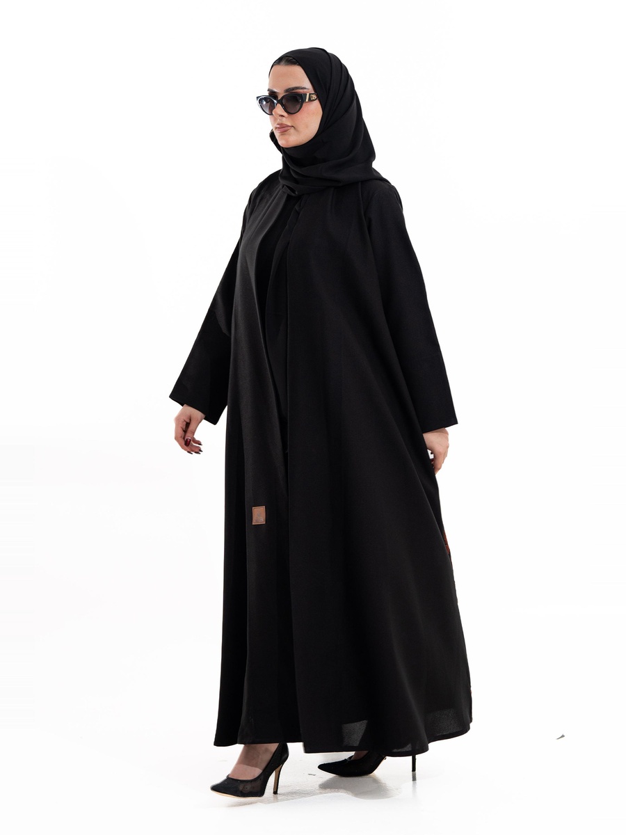 عباية بحافة واسعة مطرزة
