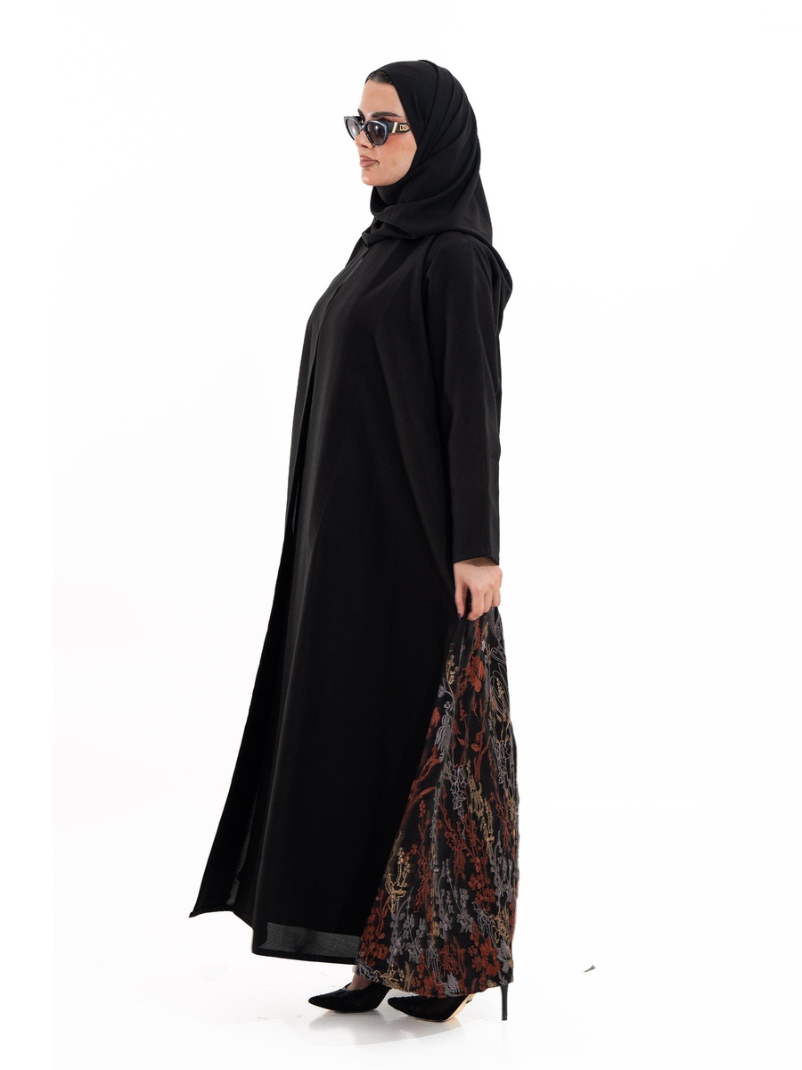 عباية بحافة واسعة مطرزة