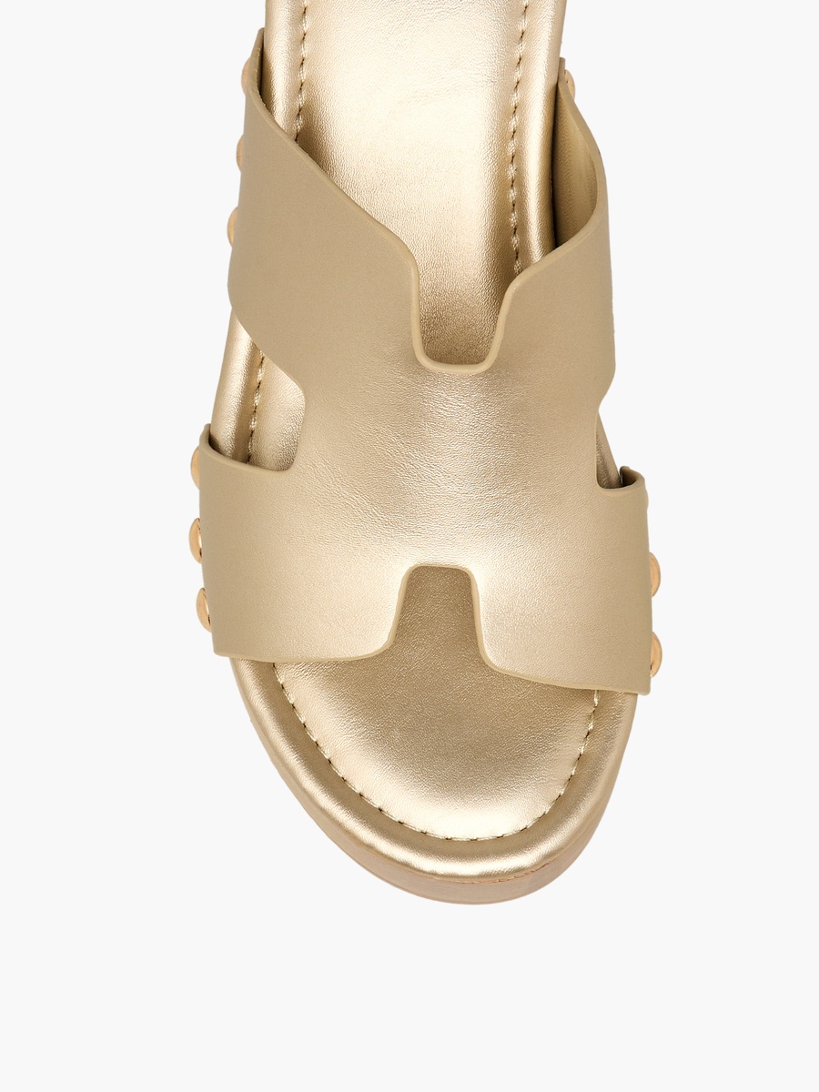 صندل ميتاليك بكعب بلاتفورم ومزين بترصيعات للنساء