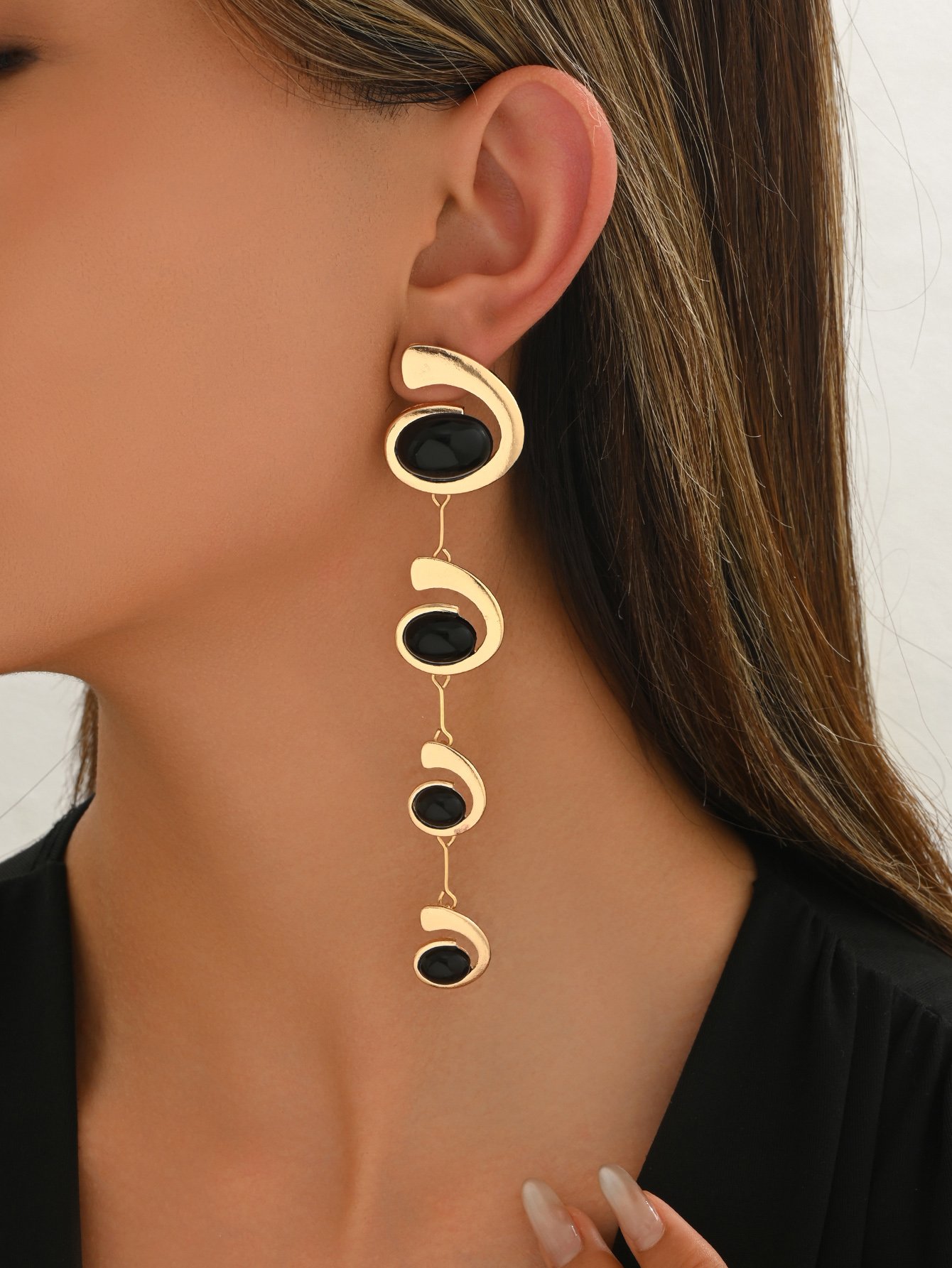 Geometric Snail-Inlaid Oval Dangle Earrings