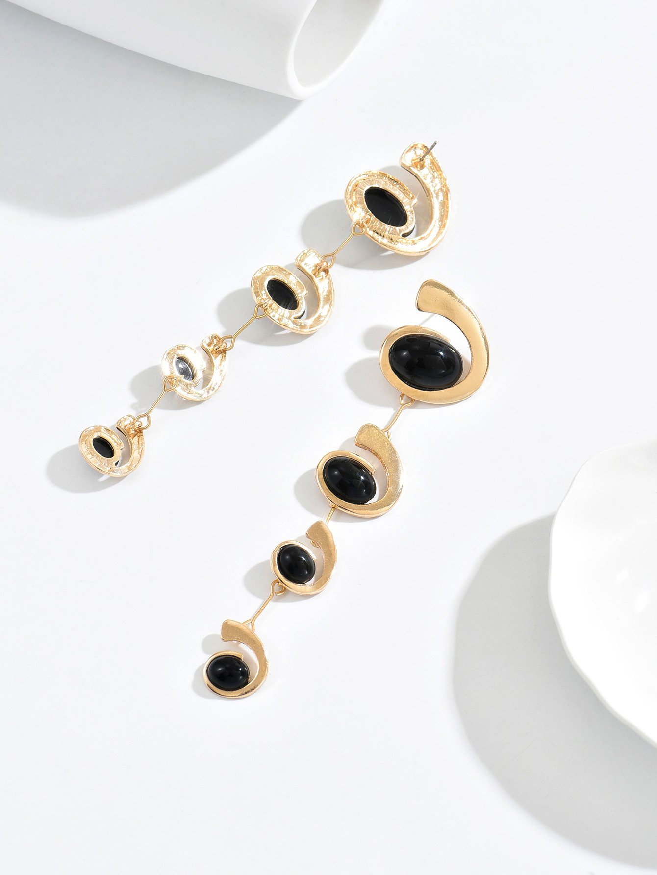 Geometric Snail-Inlaid Oval Dangle Earrings
