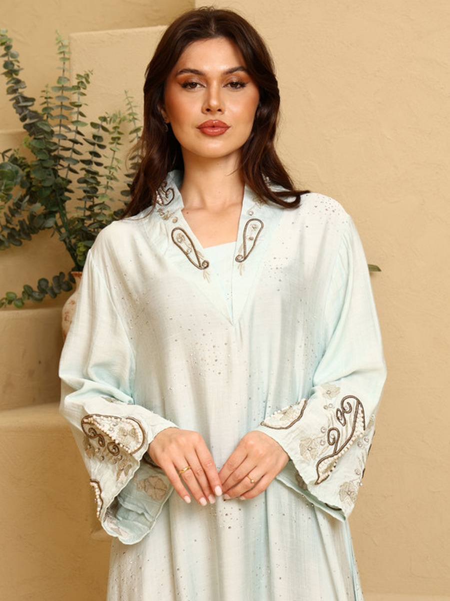 جلابية زيتونة مزينة بنمط بيزلي