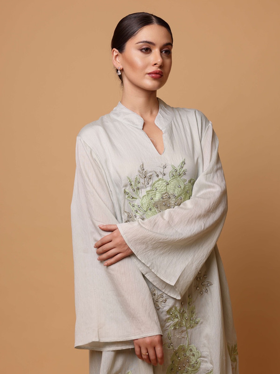 Zayna Floral Embroidered Studded Jalabiya