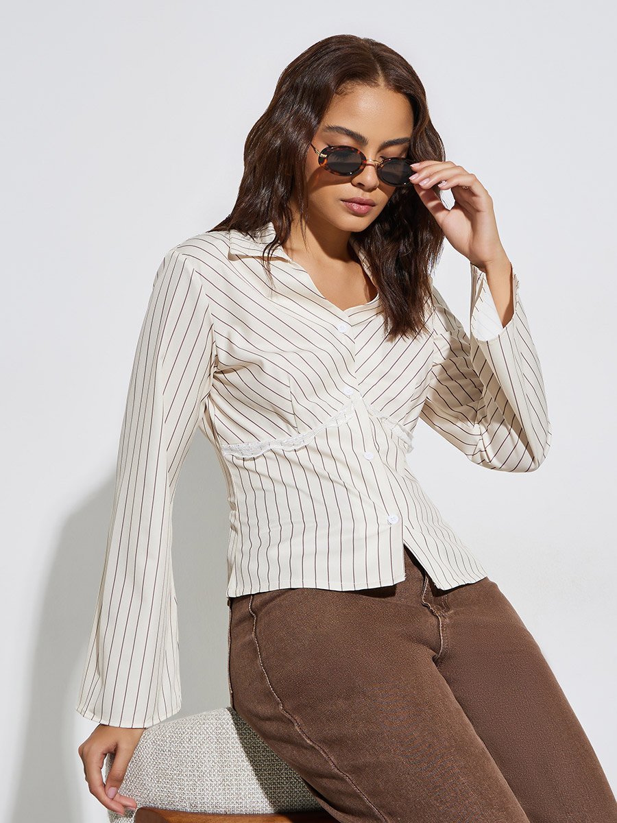 بلوزة مخططة بحواف دانتيل