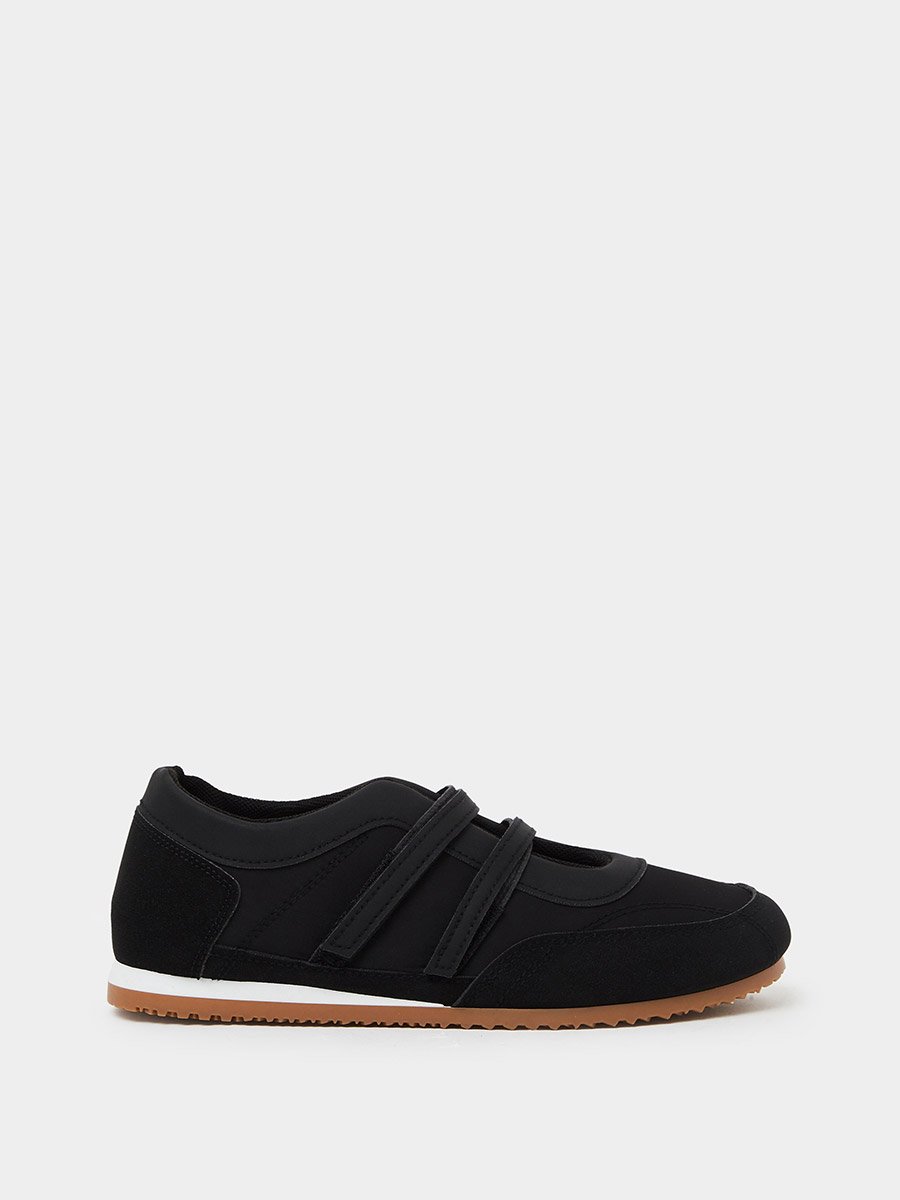 Black Sporty Sneakerina