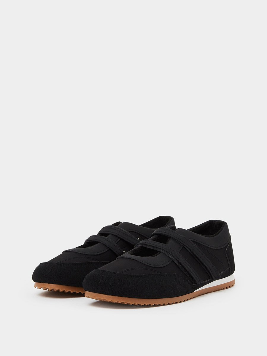 Black Sporty Sneakerina