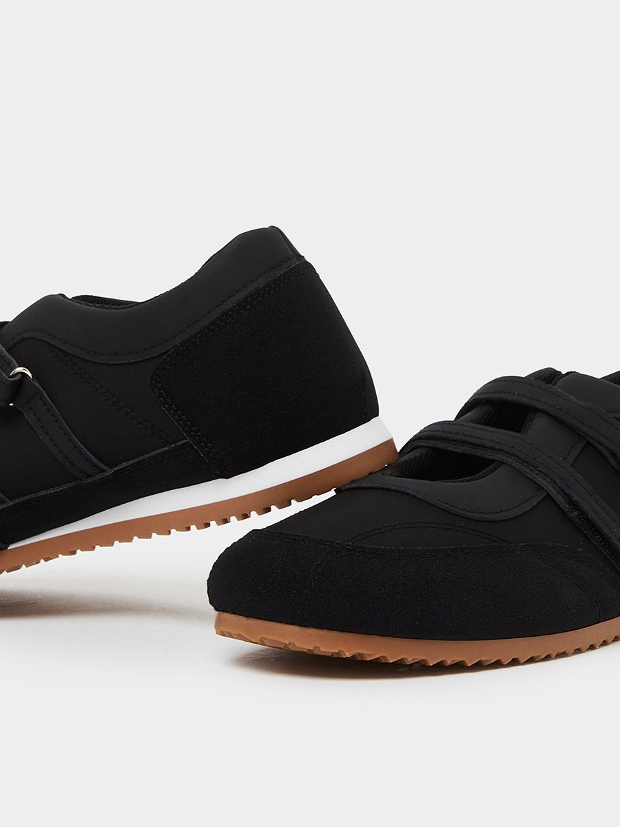 Black Sporty Sneakerina