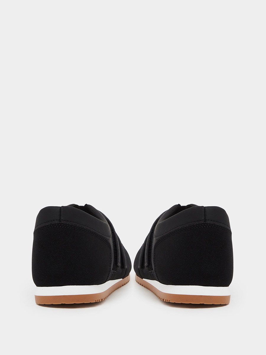 Black Sporty Sneakerina