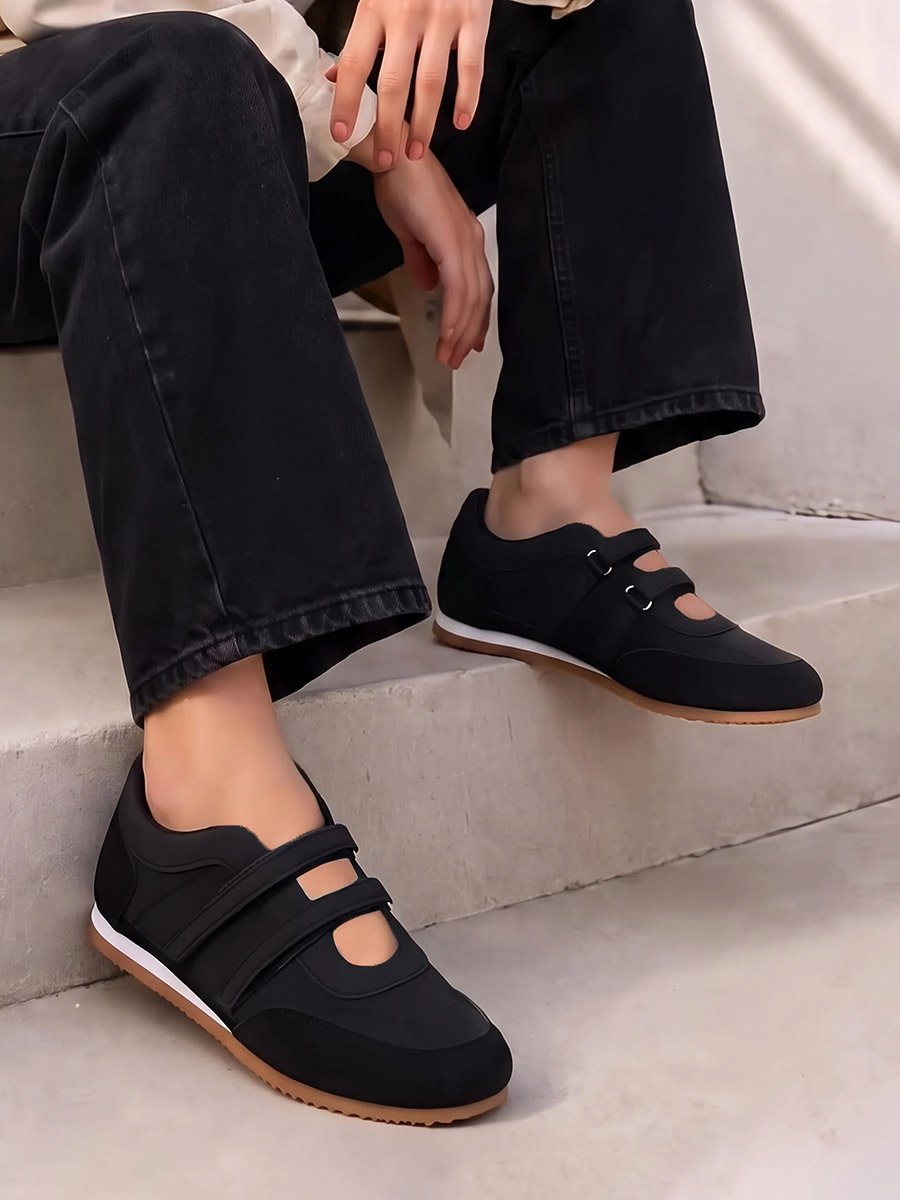 Black Sporty Sneakerina