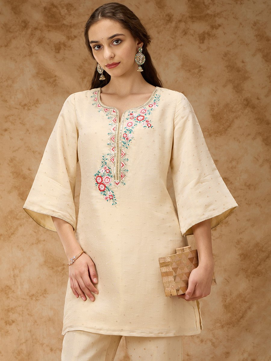طقم منسق من قطعتين بياقة دائرية وتطريز عند خط الياقة