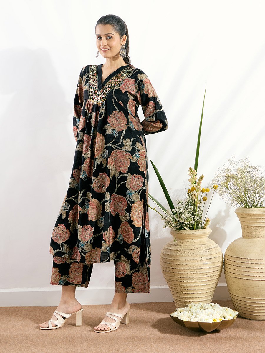 طقم منسق من كورتا بنمط مطبع