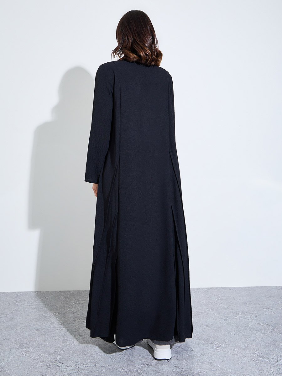 عباية مفتوحة من الأمام بتفاصيل ثنيات صغيرة