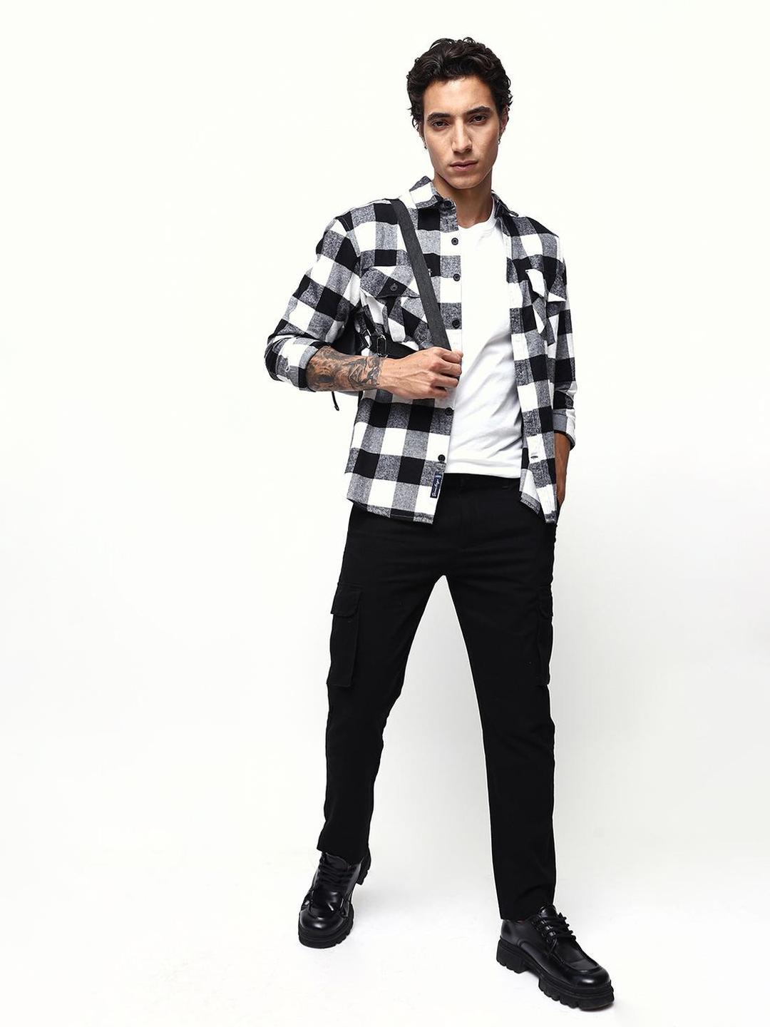 Men Black Cotton Blend Relaxed Cargo Trousers