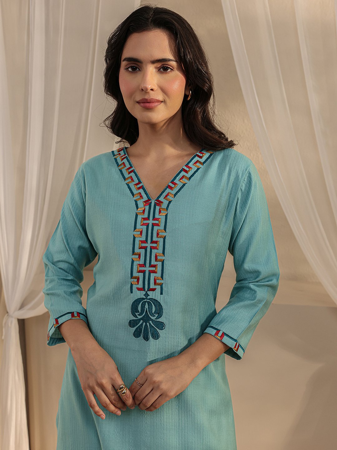 كورتا مستقيمة مطرزة