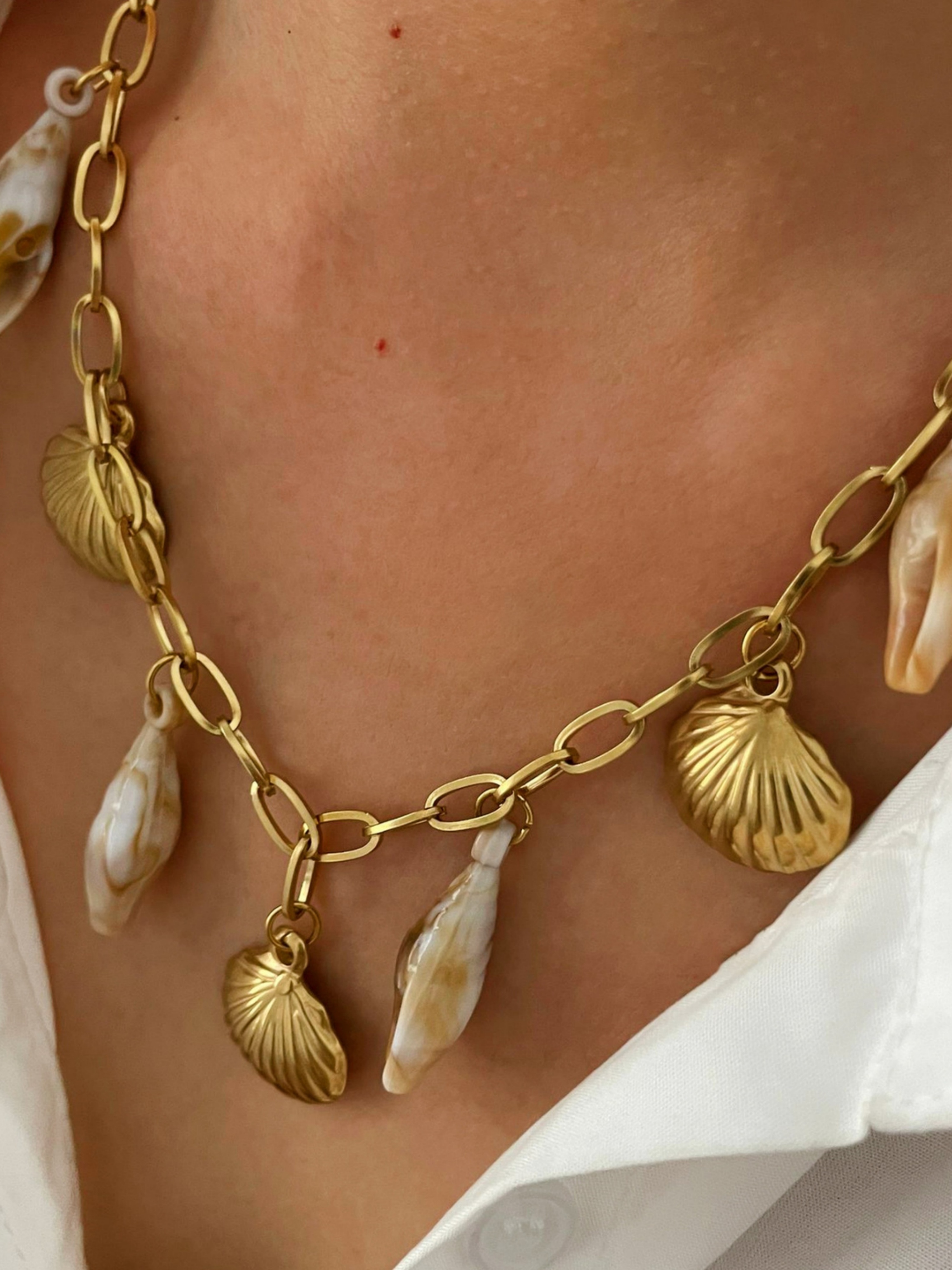 عقد سلسلة بدلايات بشكل صدفة