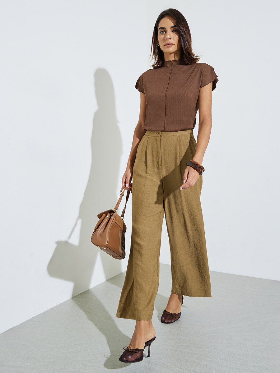 بنطال بكسرات وجيب جانبي وأرجل واسعة