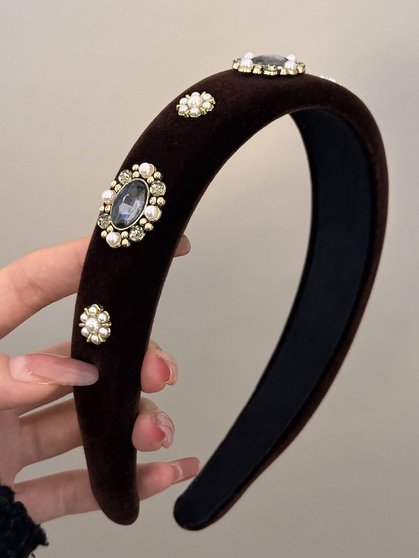 ربطة رأس مزينة بلؤلؤ صناعي