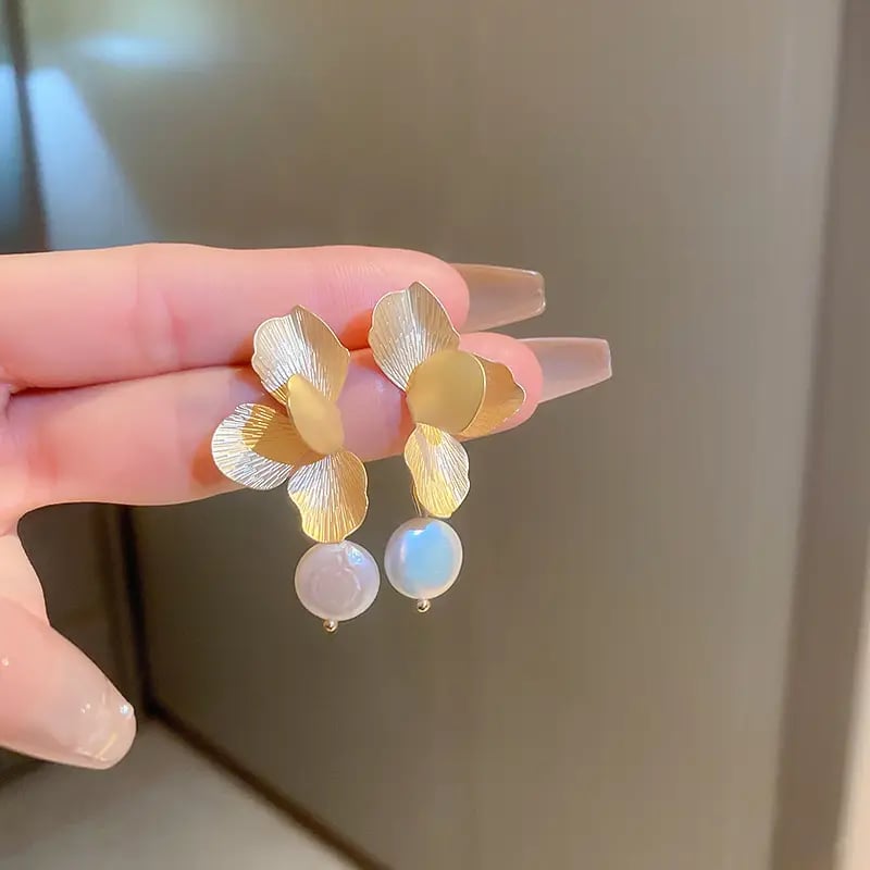 Irregular Pearl Flower Earrings