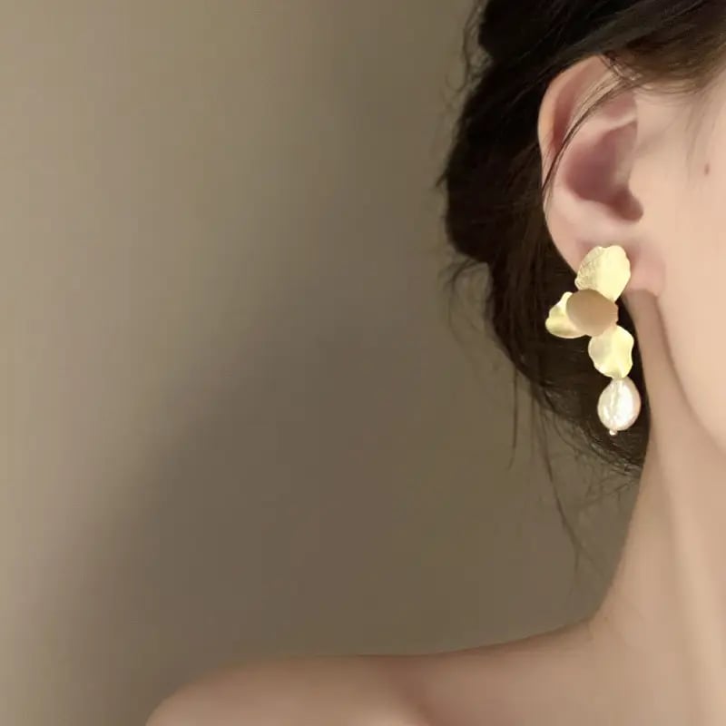 Irregular Pearl Flower Earrings