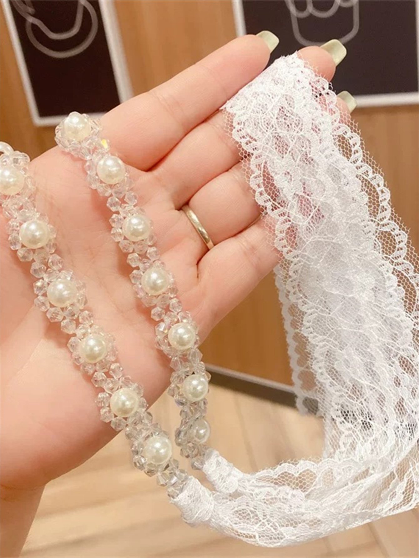 ربطة رأس مزينة بلؤلؤ صناعي
