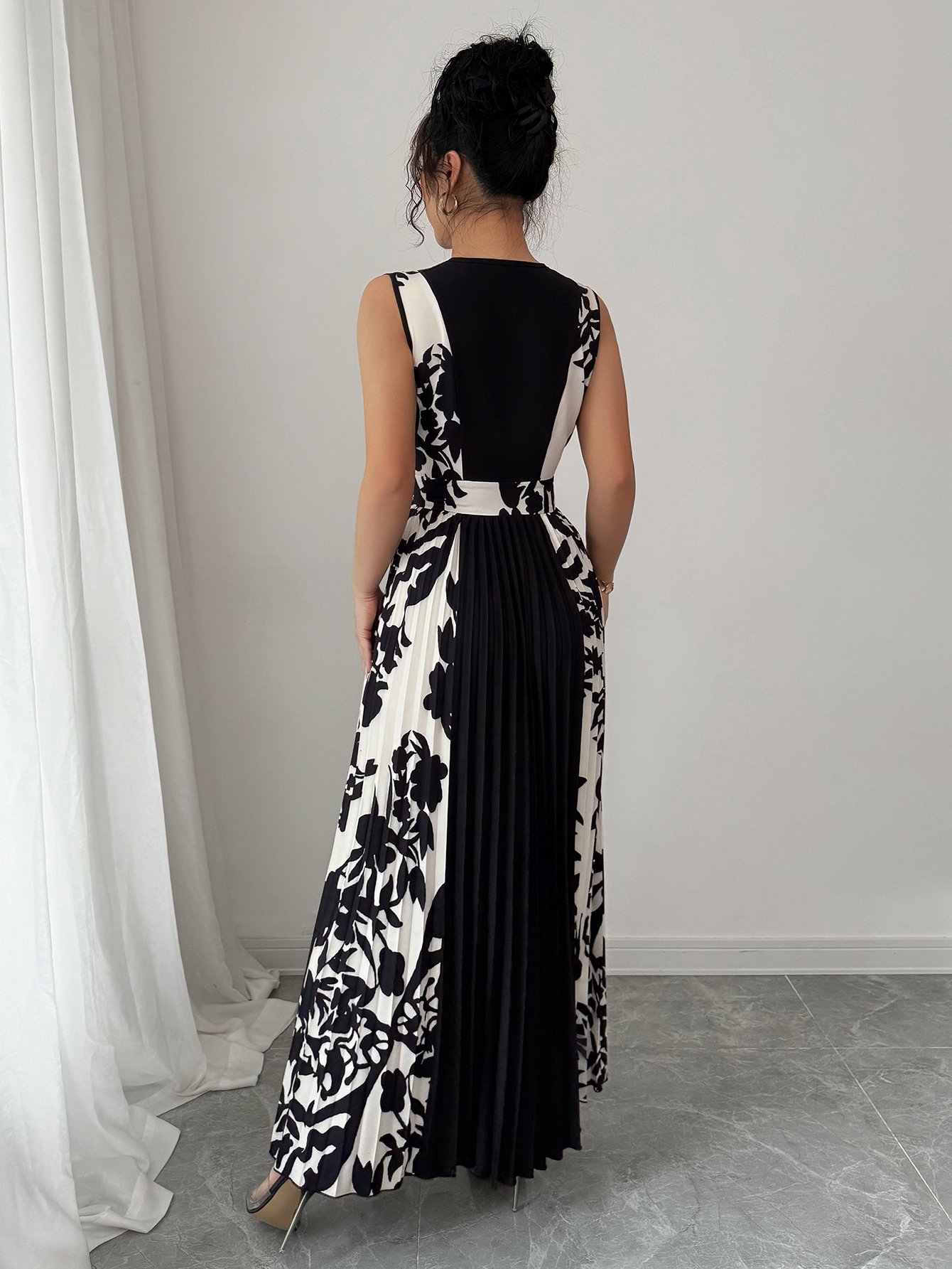 Black Floral Print Pleated A-Line Maxi Dress