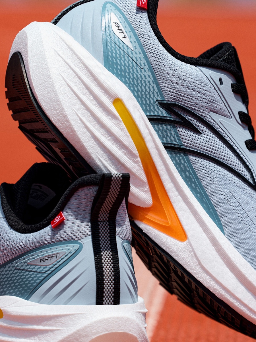 Men Lace-Up Sports Shoes